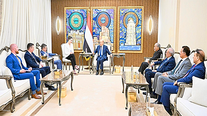 العليمي: النظام الإيراني ليس مشروع سلام بل مشروع توسع للفوضى بالمنطقة